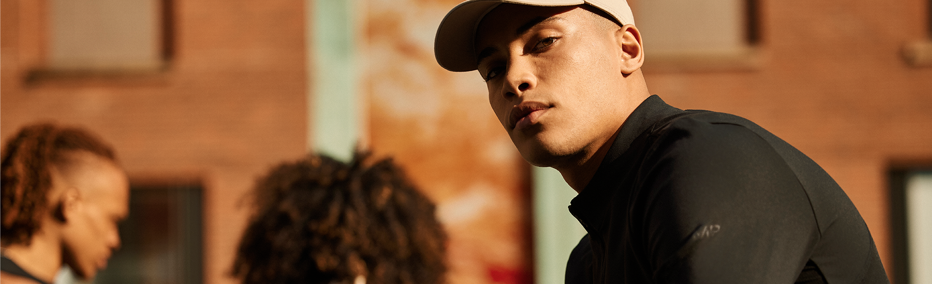 <font size='4'>トップスからジョガーパンツまで様々な商品を値下げ中。夏に向けて、スポーツウェアをそろえたい人は今がチャンス!</font>